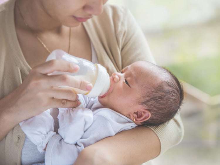 infant-drinking-formula